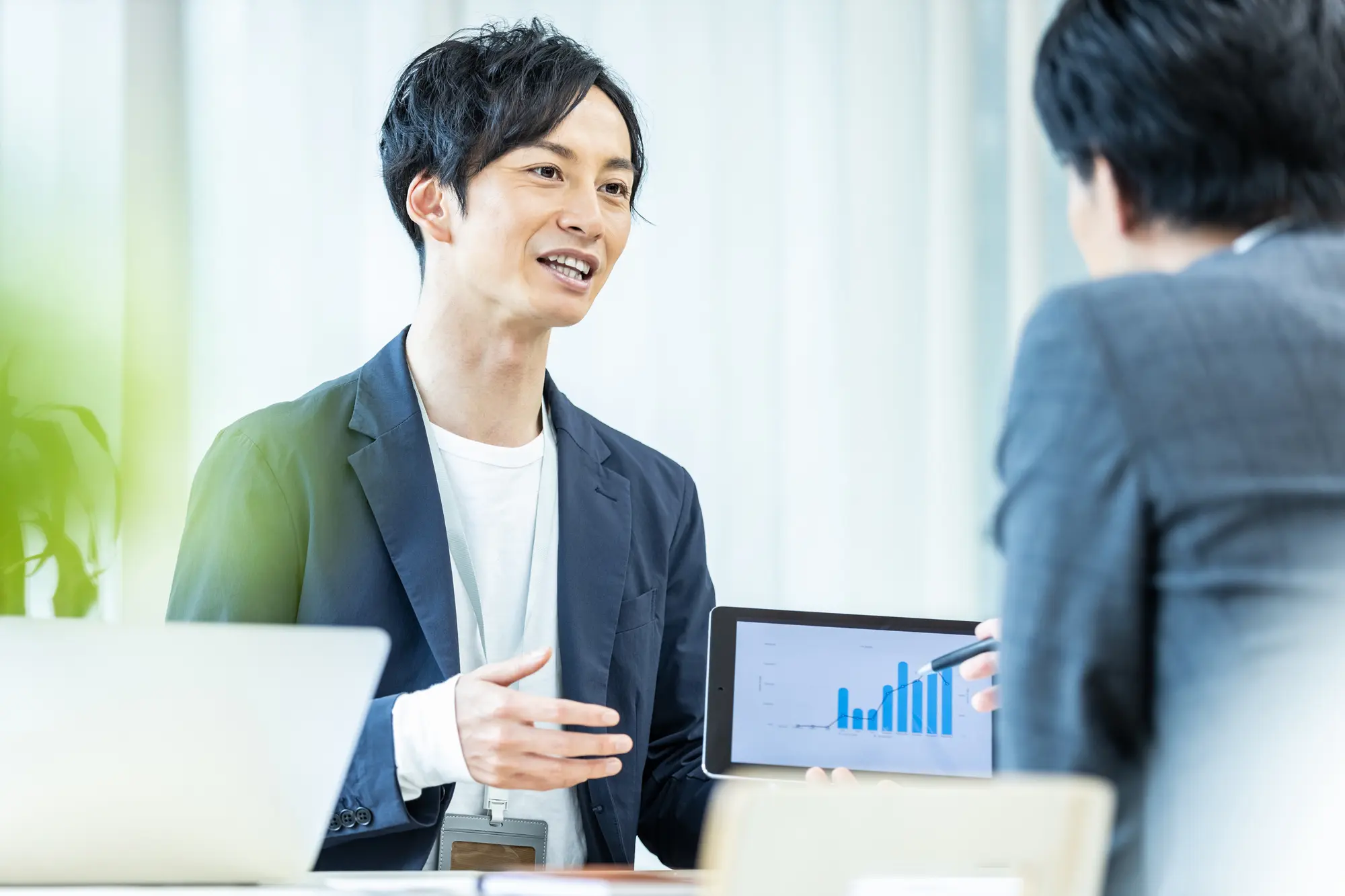 提案をする男性